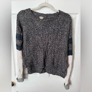 Gimmicks by BKE Gray and White Crew Neck Sweater